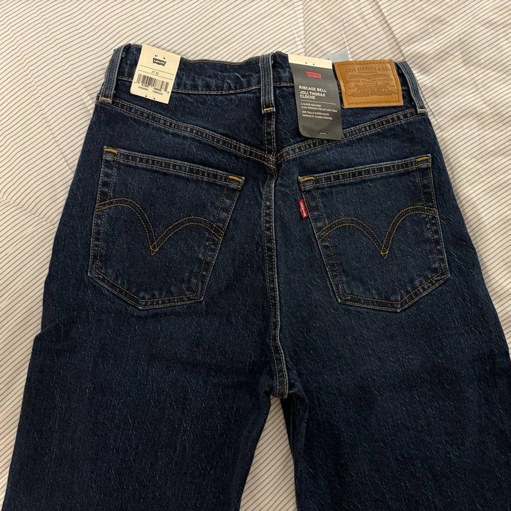 Women’s Levi’s ribcage bell bottom jeans, size 27